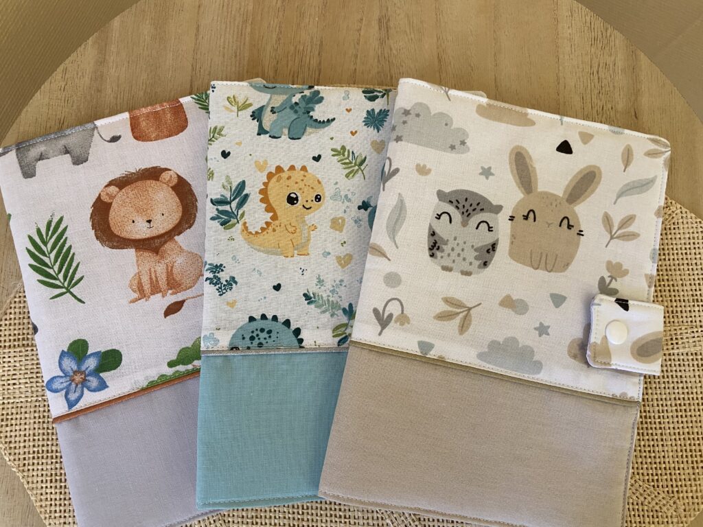 alt="Protège carnet de santé personnalisé avec prénom par Just for Baby Créations"