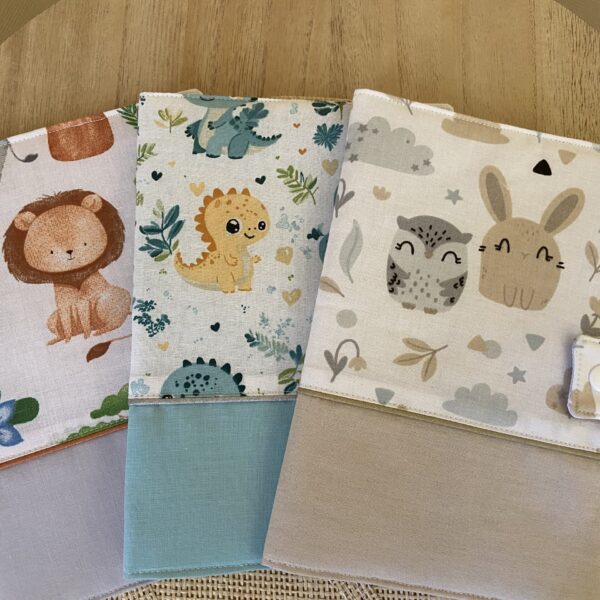 alt="Protège carnet de santé personnalisé avec prénom par Just for Baby Créations"