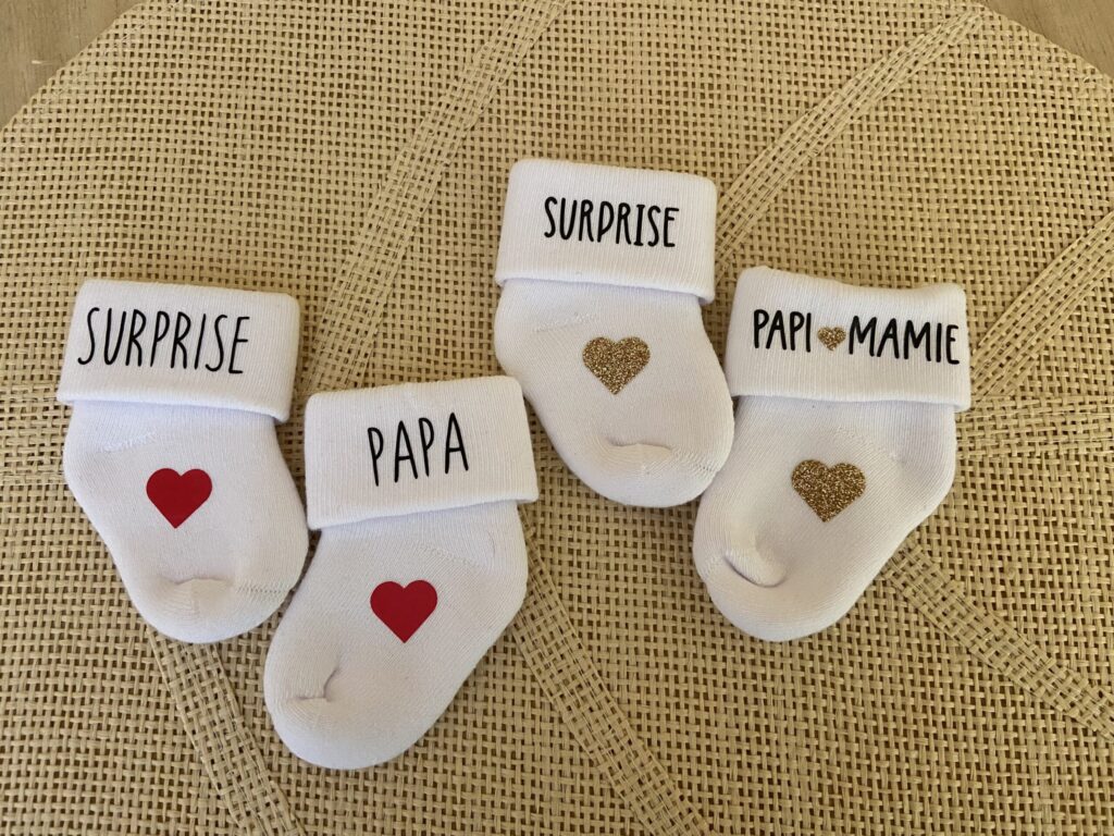 alt="Chaussettes annonce grossesse personnalisé avec prénom par Just for Baby Créations"