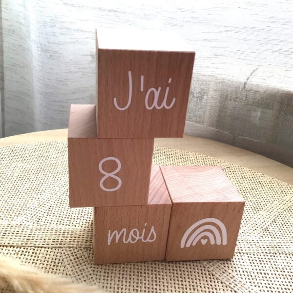alt="Cubes déco étapes bois personnalisée par Just for Baby Créations"