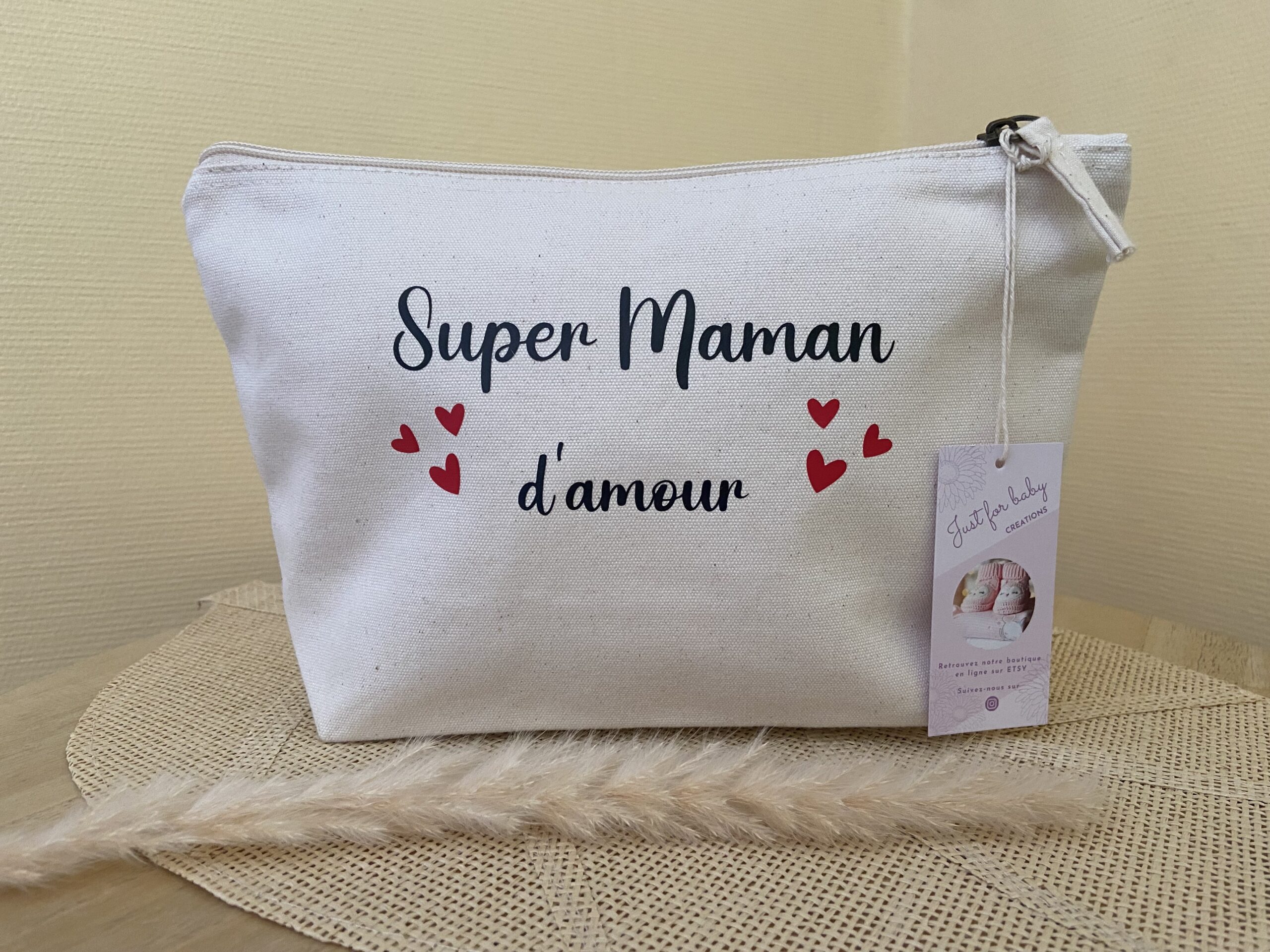 pochette personnalisée super maman alt="Pochette personnalisée super maman par Just for Baby Créations"
