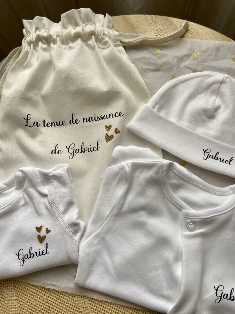 alt="tenue de naissance personnalisée avec prénom par Just for Baby Créations"