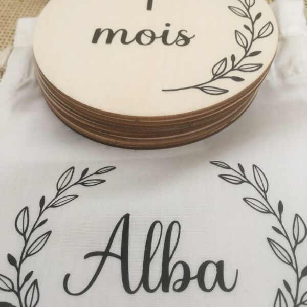 Cartes étapes bébé avec pochon coton bio personnalisable par Just for Baby Créations