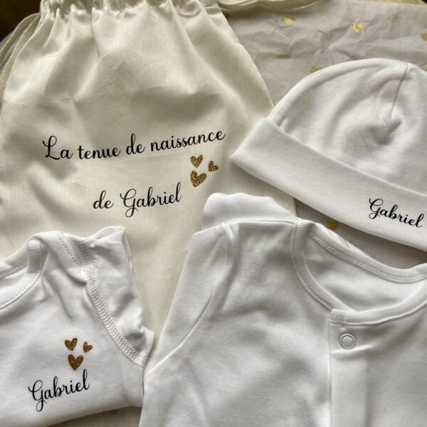Ensemble tenue de naissance bébé personnalisé – pyjama, body, bonnet par Just for Baby Créations