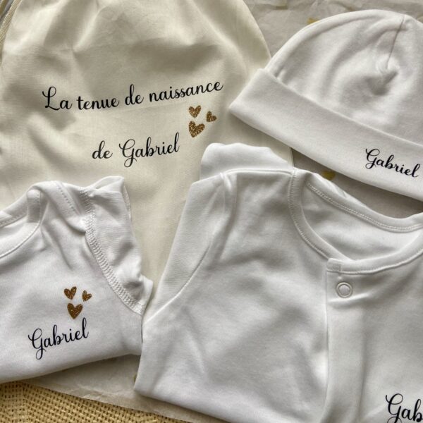 Ensemble tenue de naissance bébé personnalisé – pyjama, body, bonnet par Just for Baby Créations